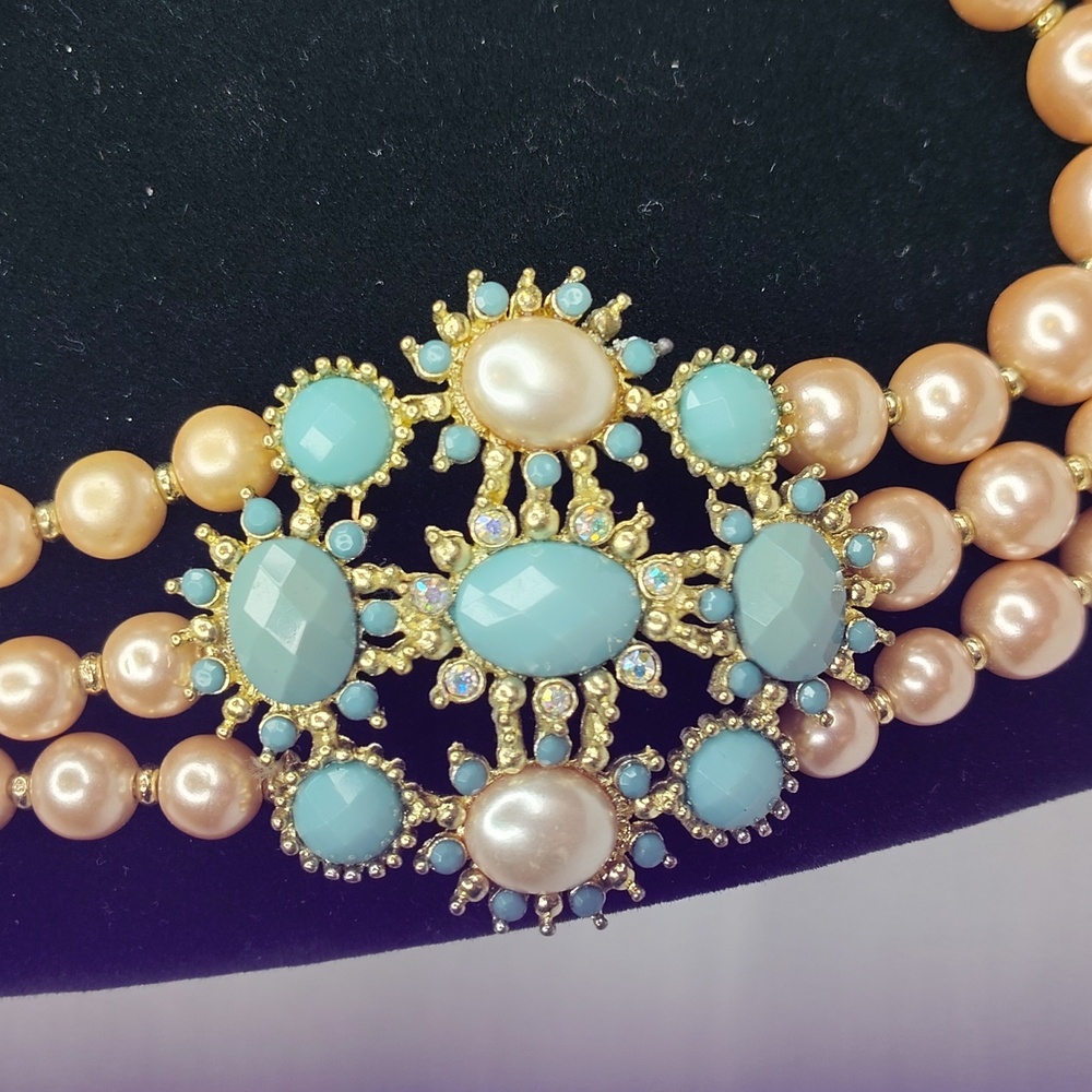 Graduated Faux Pearl Necklace with Accent - Picture 3 of 7